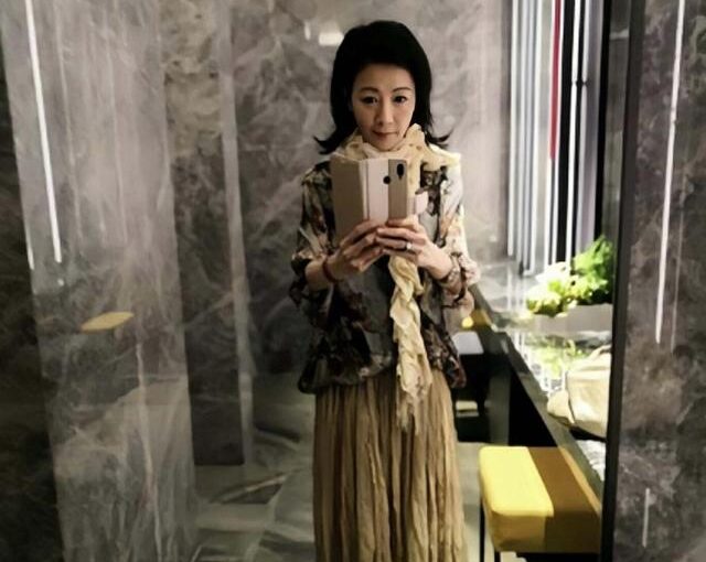 認不出是昔日女神！她55歲坦承罹病「爆瘦剩40公斤」大方宣布「我是同性戀」