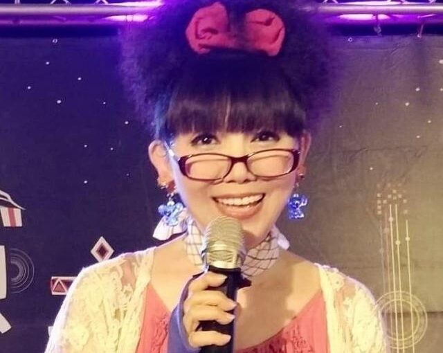 爆炸頭不見！61歲蔡閨「摘下眼鏡、燙直髮」逆齡近照曝　全網認不出她「哪來的美女」