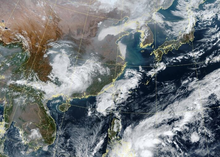 快訊／強烈冷氣團殺到！ 濕冷急凍「剩8度」這天雨下最猛
