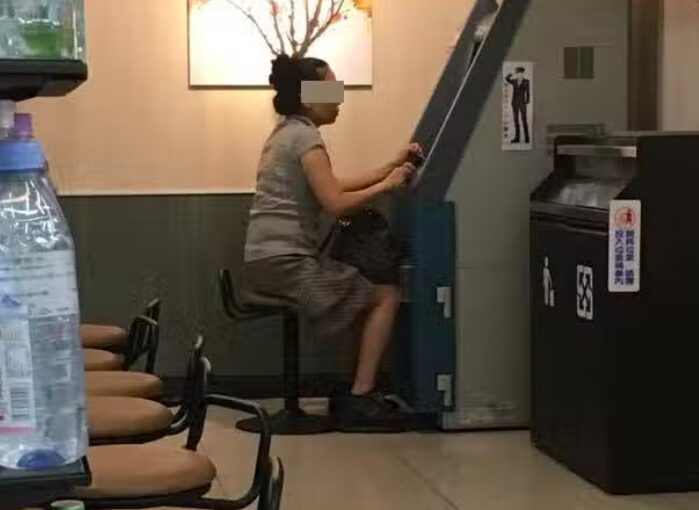 大媽半夜「霸佔」ATM「領錢又存回」！網友苦等20分鐘!內行秒懂暗黑用途：賺很多…
