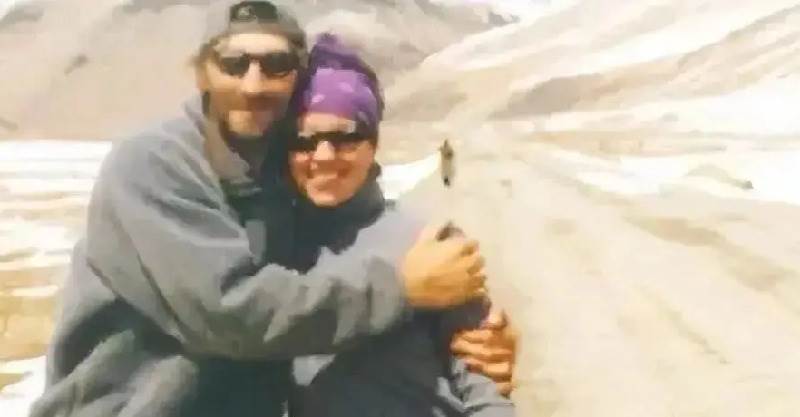 一對夫妻攀登珠峰，妻子被遺棄在山頂，1年後，竟在山頂發現丈夫