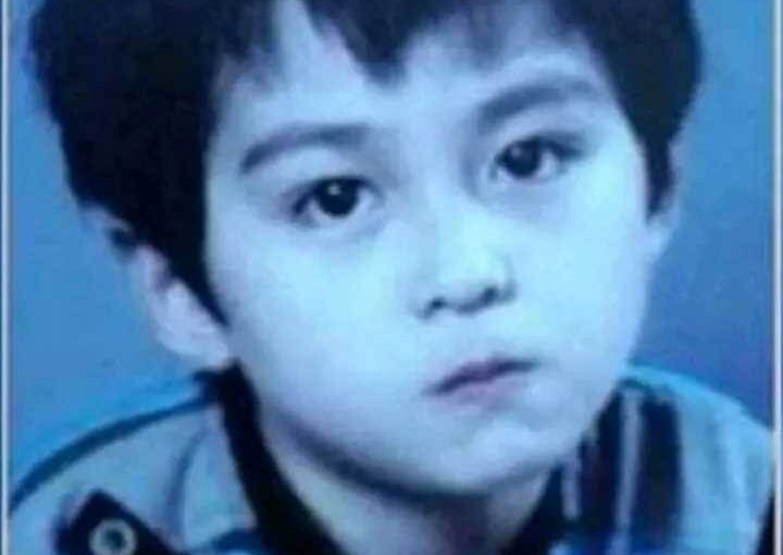 照片中大眼呆萌的小男孩，長大後竟成現象級巨星！即便「退圈多年」江湖上依舊有他的傳說…