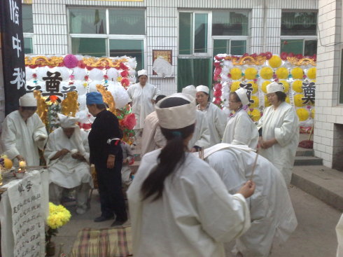 父親去世「鄰居包5萬白包」！3年後鄰居母親去世，我本想回禮5萬，卻被母親阻止「包2500就好」…鄰居收到卻鬆了一口氣😌 # 人情世故大有學問