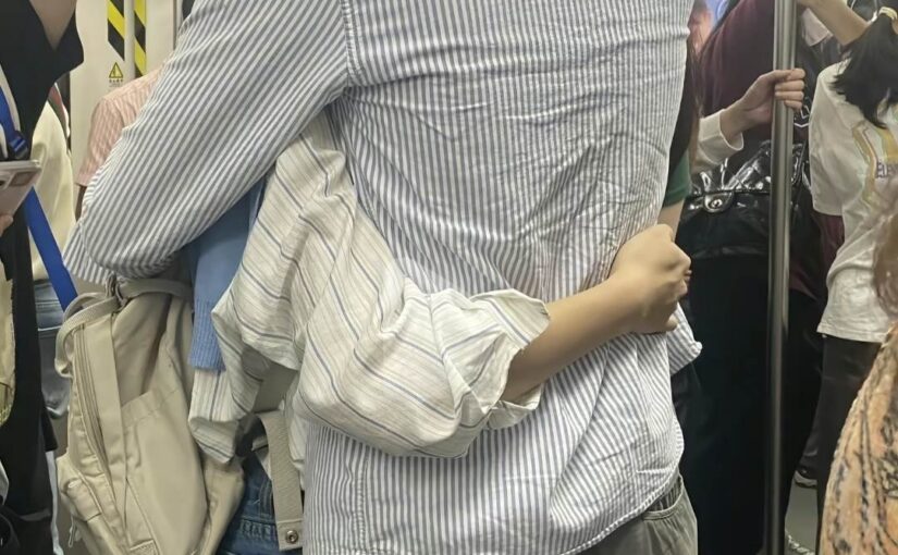 捷運上一幕狂吸萬讚！開始完全不理解…「放大細看」後秒懂：他們活成了幸福範本