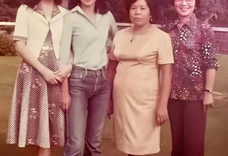 51年前舊照！19歲的林青霞「清純甜美」，我卻被她「左邊的女生」吸引視線，網友：一個驚艷，一個更耐看