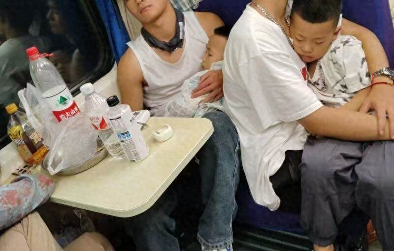 火車驚現「兩名男生抱娃」一整夜，細問過後感動全車，20萬網友狂贊：他們也還是孩子