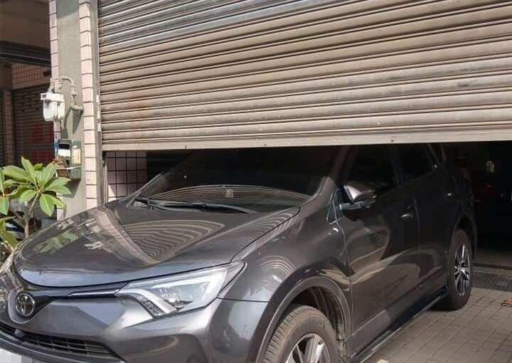 家門口被停車！他怒把「鐵門拉一半」等車主道歉，半天後出門一看傻了