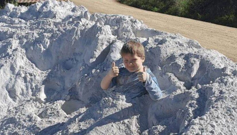 男童跳進「路邊砂石堆」比讚拍照！才過幾分鐘「家人面前斷氣…」