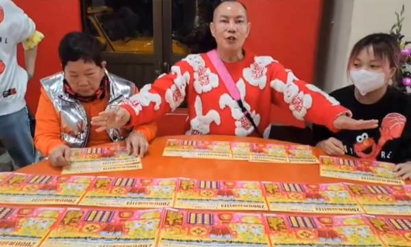 重金拚手氣！他超闊氣「252萬買70本刮刮樂」戰果出爐「靠媽媽加持」網友嗨翻了