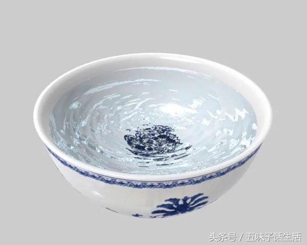 雲林表哥打來說：「想討一碗水」！我愣住「媽媽一聽卻臉色凝重」…