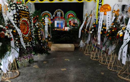 兒子從不回家每個月只寄幾千塊回來，真的太不孝！ 我決定假裝過世騙他回家，但當天反而「來了一位女人」靈堂磕頭痛哭：他5年前就….