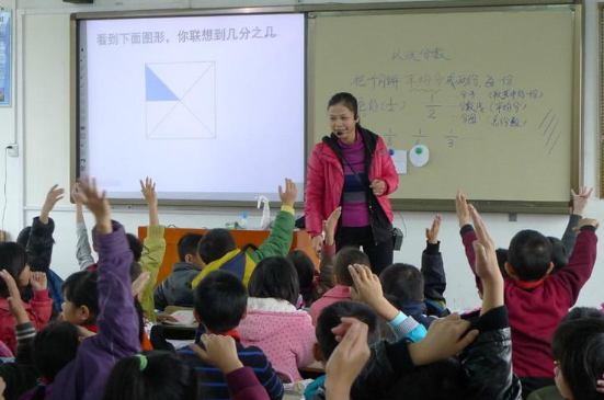 老師出作業「要學生數1萬粒米」，家長陪數到深夜崩潰，隔天質問老師「結果反被教育」…