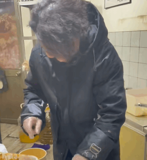 買臭豆腐驚覺「老闆好眼熟」是49歲金曲歌王？　細看對方長相「他低頭尷尬裝忙」