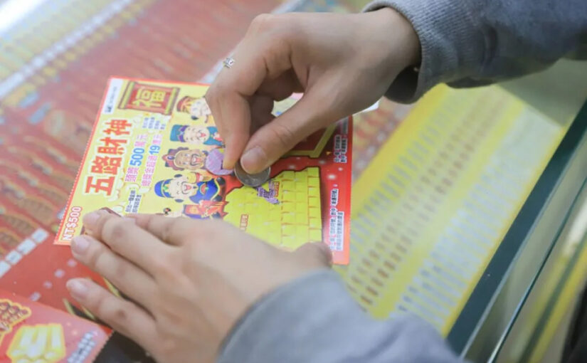 老闆豪送刮刮樂！員工當場「刮中200萬」嗨去銀行兌換　「他突然開口」全場驚呆