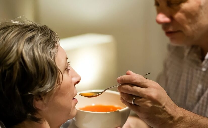 跟癌症患者「一起吃飯」會怎樣？醫生提醒「務必注意2件事」：千萬別忽視