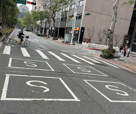 他好奇馬路「4個S方格」有什麼用？釣出內行人解答