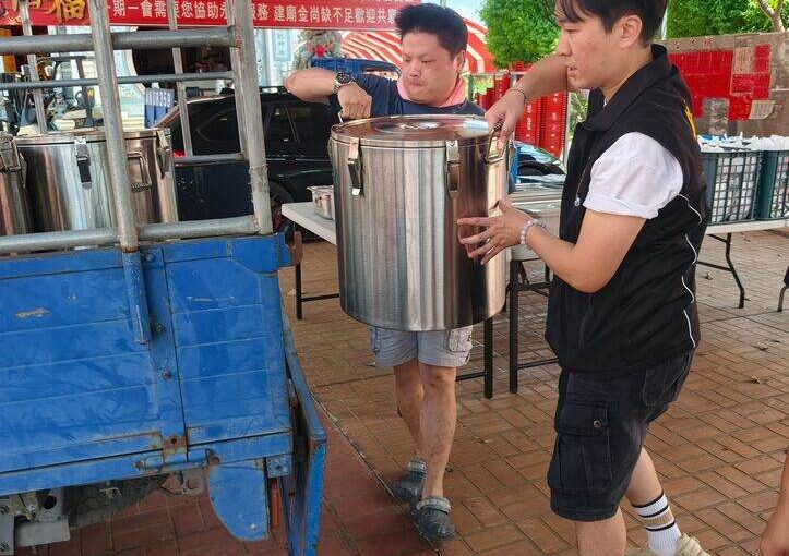 白沙屯媽祖進香！路旁驚見「帥哥路邊發便當」　仔細一看「竟是大咖台語男星」