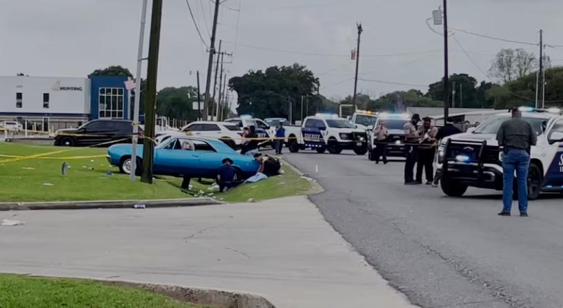 快訊／重大車禍！汽車衝撞人群「死傷曝光」：多人倒地不起…