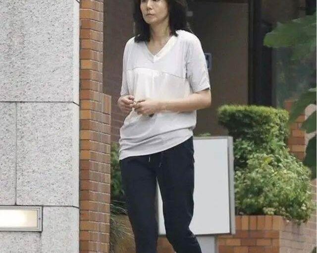 路邊驚見「氣質優雅美人」，他樂壞「認出是50歲女神」：當年紅遍全台灣…