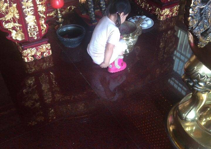 拜虎爺突然蹲下！3歲女兒「用手扶著金爐」五官全皺成團　媽媽看清後「秒腿軟下跪」：不知者無罪