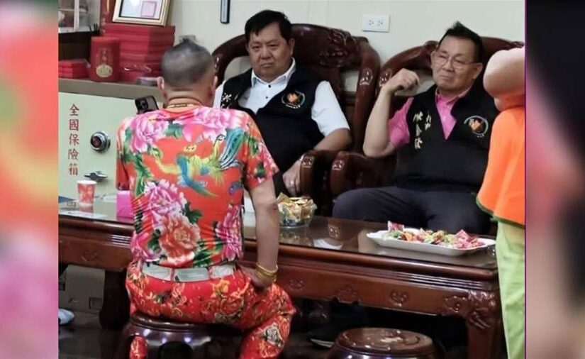 吊車大王「坐矮凳」拱天宮挨轟，胡董親自回應了！