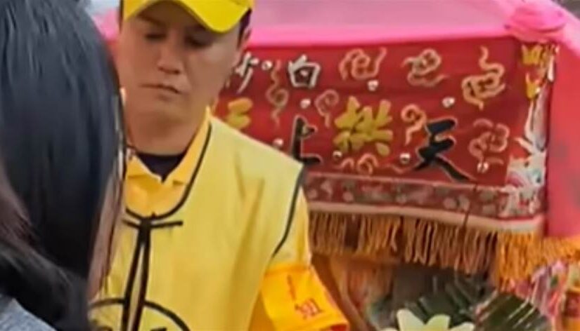 快訊/白沙屯媽祖鑾轎急轉彎停駕 ！婦人跪求幫忙，背後藏洋蔥