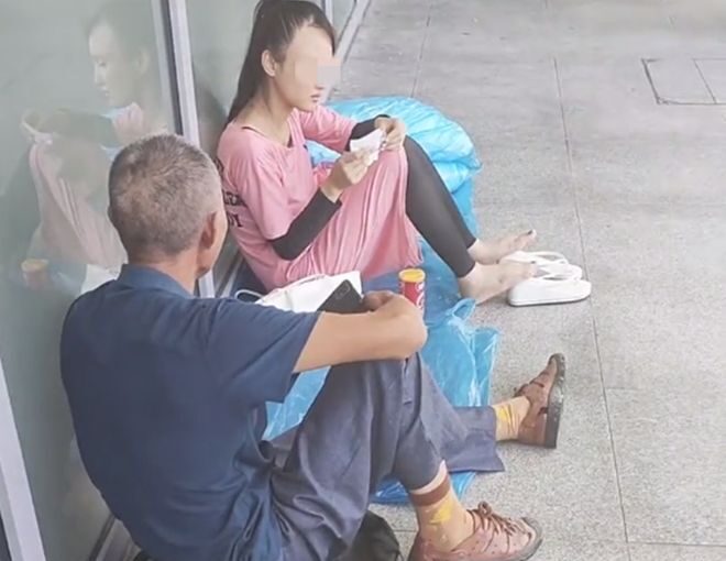 女子坐地乞討！阿伯掏錢「買東西給她吃」…  吃完後「接下來一幕」眾人看傻眼