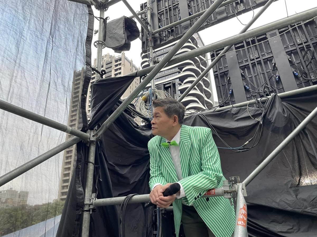 68歲主持人曾負債上億,放下身段跑外送背後有句真心話