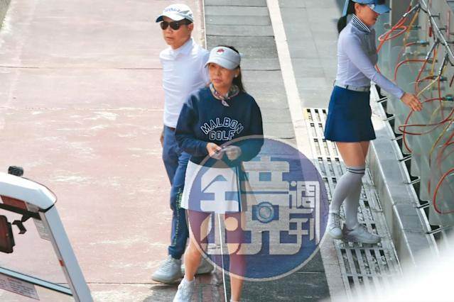 郭台銘白髮獨走公園被拍,曾馨瑩神隱後近況曝光,目擊者一句話引熱議