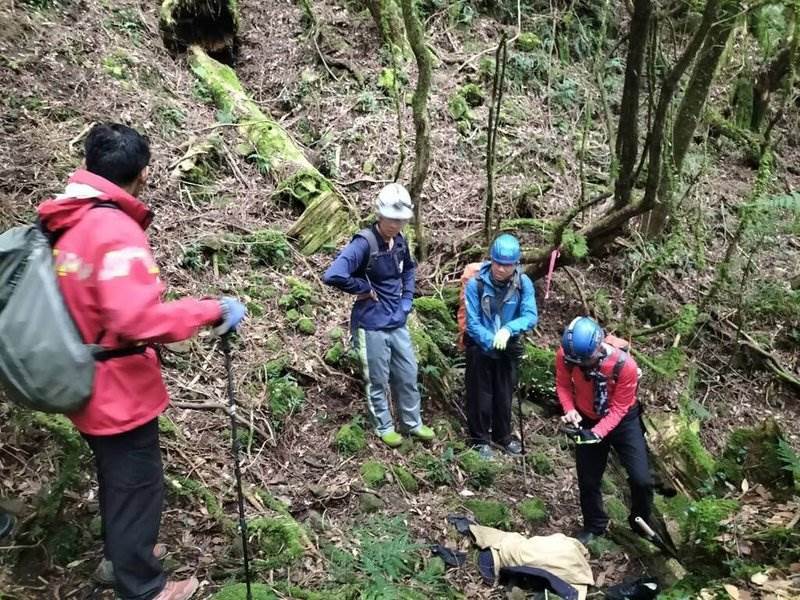 90歲父親被兒子丟進深山，8年後夫妻重回山裡，熟悉聲音讓兩人當場發抖
