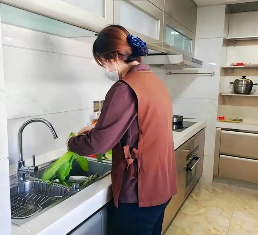 張姨在我家戴口罩整整9年，孩子一句話戳破真相，摘下後全家都沉默了