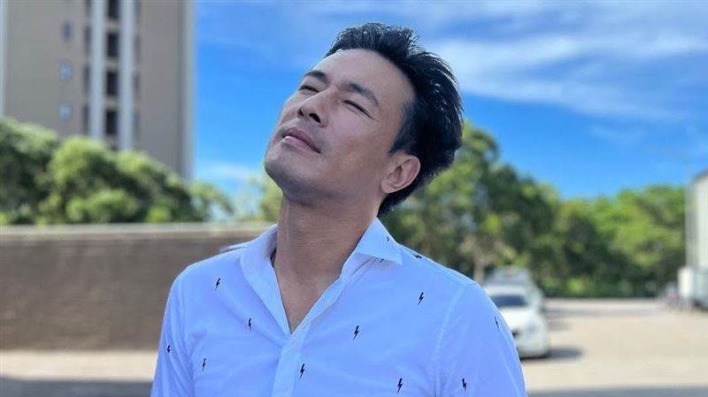 42歲喜劇演員 Alex Duong 病逝,抗癌一年後清醒向妻女道別,最後一幕惹鼻酸