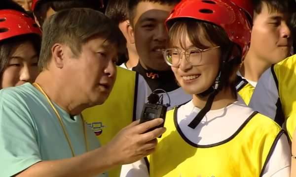 台南女警下班遇死劫,肇事女大生昔上胡瓜節目,700度近視對話被翻出