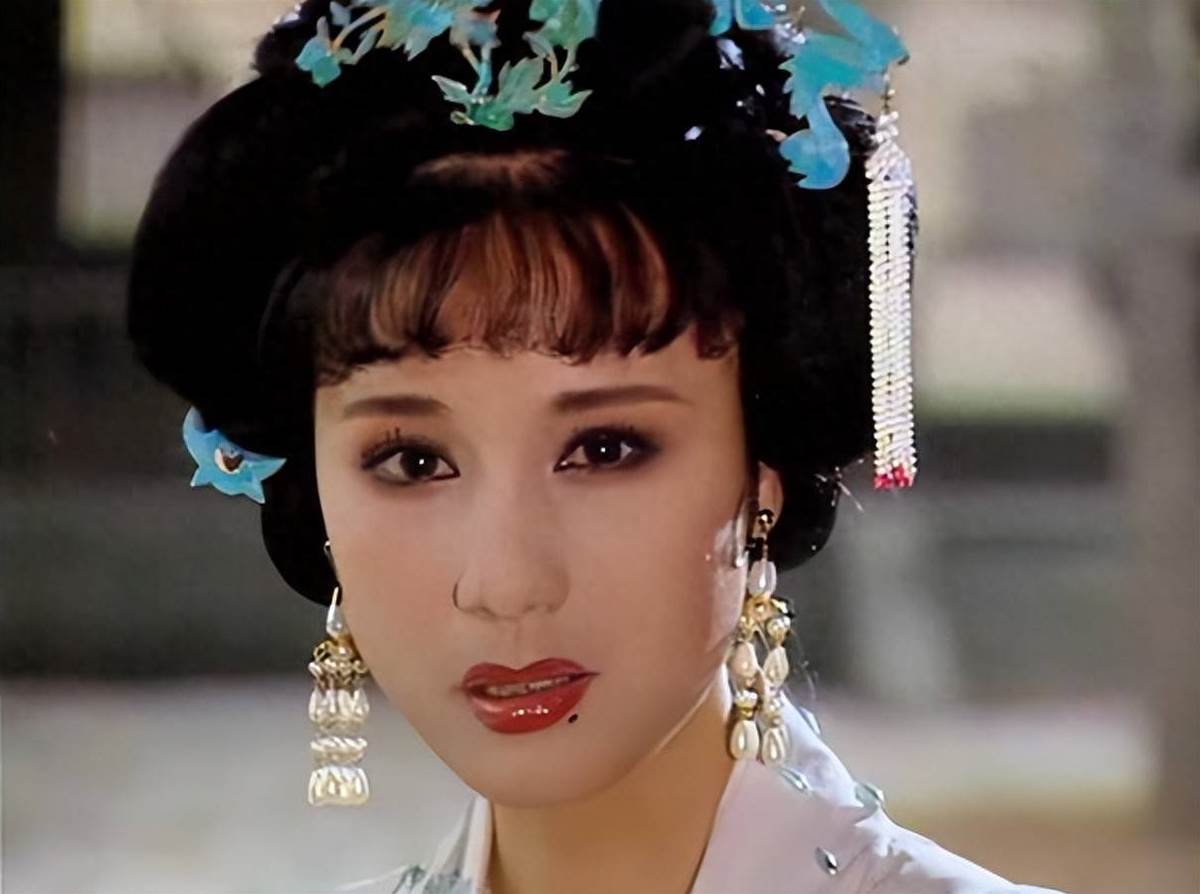 女星太美被導演留在身邊27年,無名無分到63歲病逝,背後關係終於被翻出