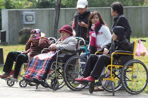 台中保姆每次「幫阿爸洗澡」都鎖門40分鐘,兒子偷裝監視器,畫面一出直接看傻眼...
