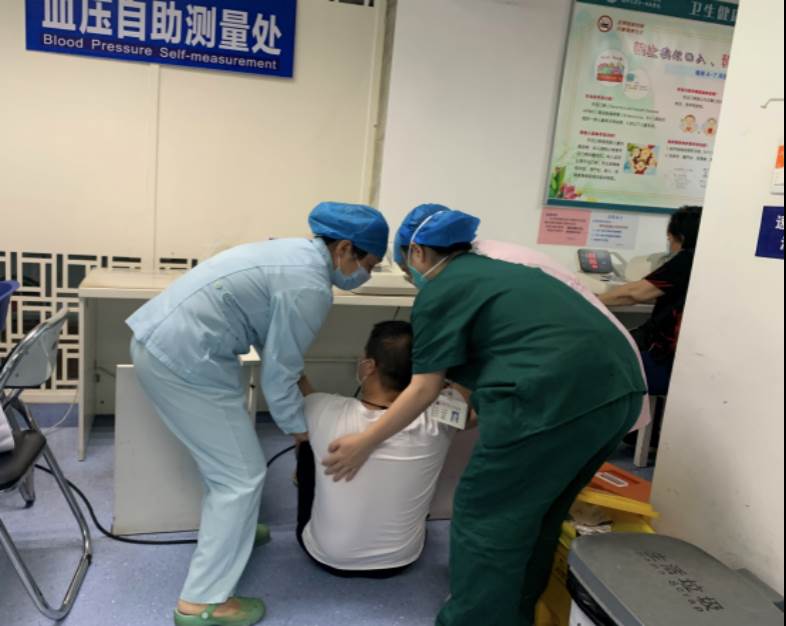 父親搶救3天未婚妻沒現身,葬禮後一通電話讓他心寒,最後果斷退婚