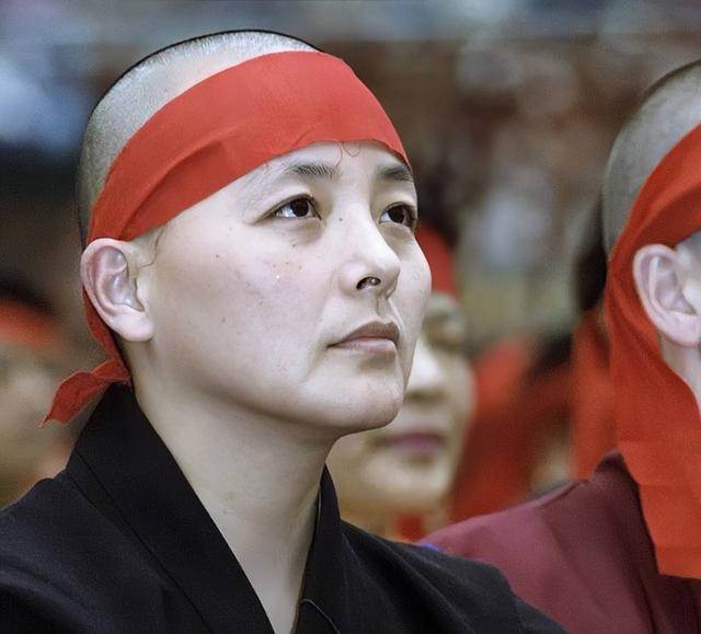 太驚人！31歲出家的瓊瑤女郎圓寂，其往生現場展現的神蹟，讓在場眾人無不感嘆！