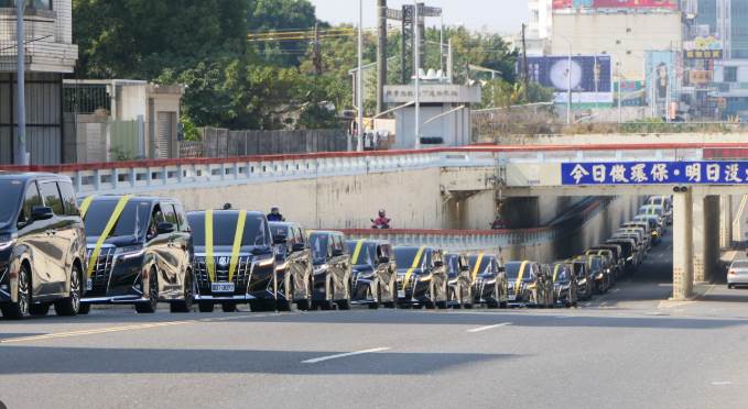 嘉義兇霸角頭出殯!百萬靈車「爆胎三次」道士怒劈棺材角,竟流出「一灘黑血」百名小弟嚇得集體下跪磕頭!