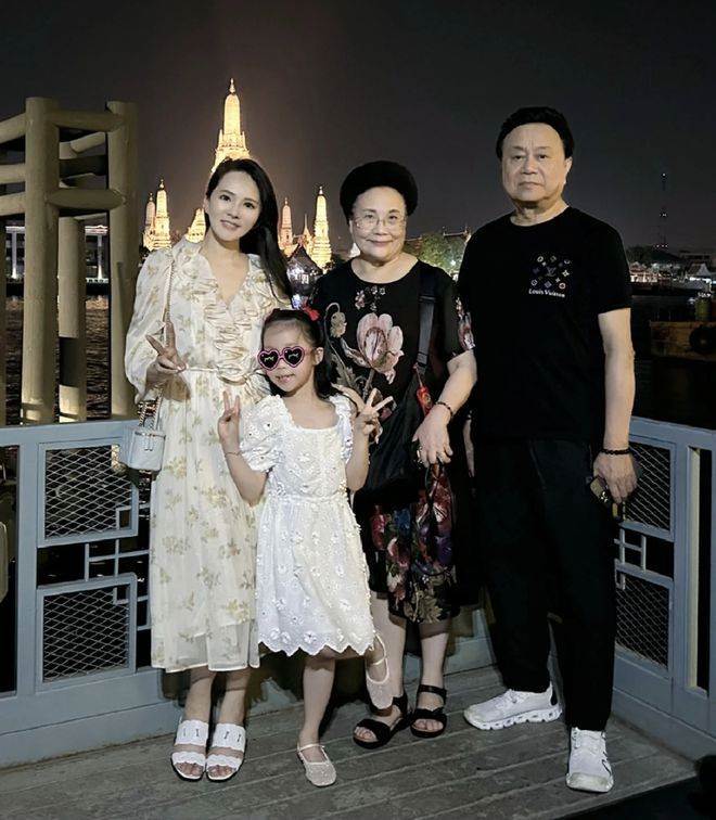 伊能靜50歲再談備孕，秦昊先顧她的健康，婆婆一句話讓她當場落淚