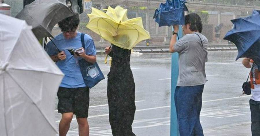 準紅霞逼近台灣「海警已發布」,7月24至25日風雨最明顯,花東南部慎防豪雨