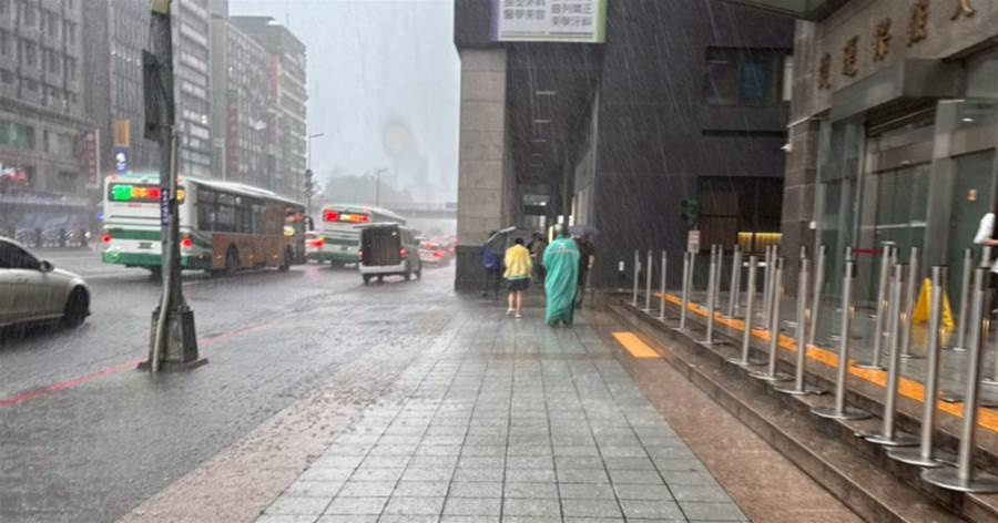 準紅霞逼近台灣「海警已發布」,7月24至25日風雨最明顯,花東南部慎防豪雨