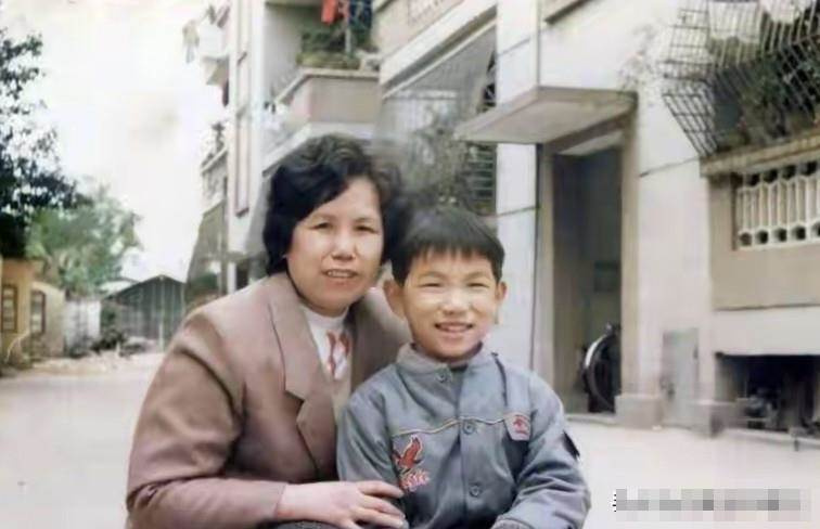 45歲男子辭職照顧患病母親,病房一句「妳是不是累了」背後,是3年不敢說出口的陪伴
