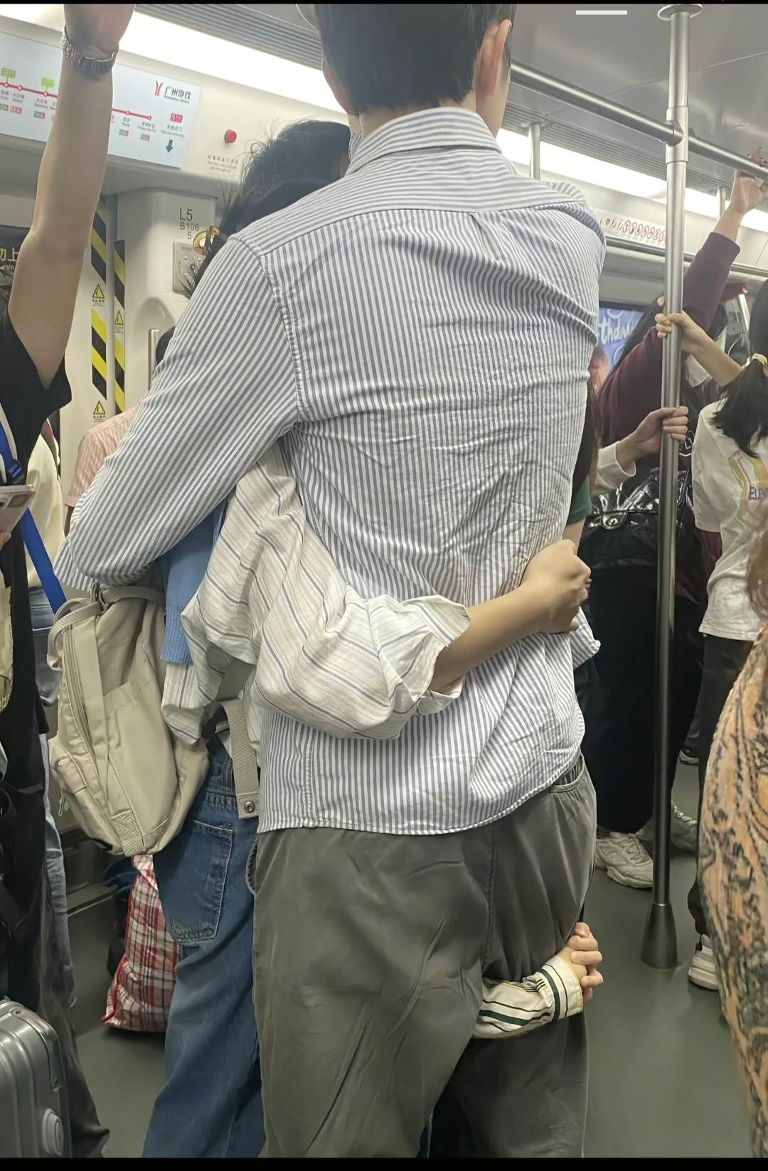 捷運一幕吸引萬人關注！起初看不懂，放大細看後秒懂他們的幸福模樣