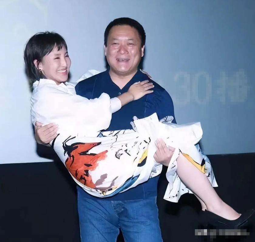 她19歲與導演私奔,地下室裸婚連生3胎,今丈夫用7部神劇「把她捧成收視天后」沒人敢再嘲笑她!