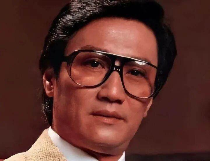 原來他是謝賢父親,經商人士家境富裕,感情專一與妻子生8個孩子