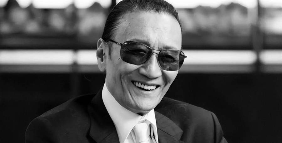 原來他是謝賢父親,經商人士家境富裕,感情專一與妻子生8個孩子