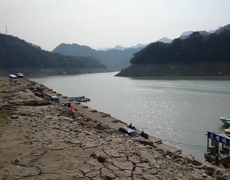 網路流傳石門水庫枯水故事,失蹤30年運鈔車重現,車門打開後牽出被誤解半生的司機