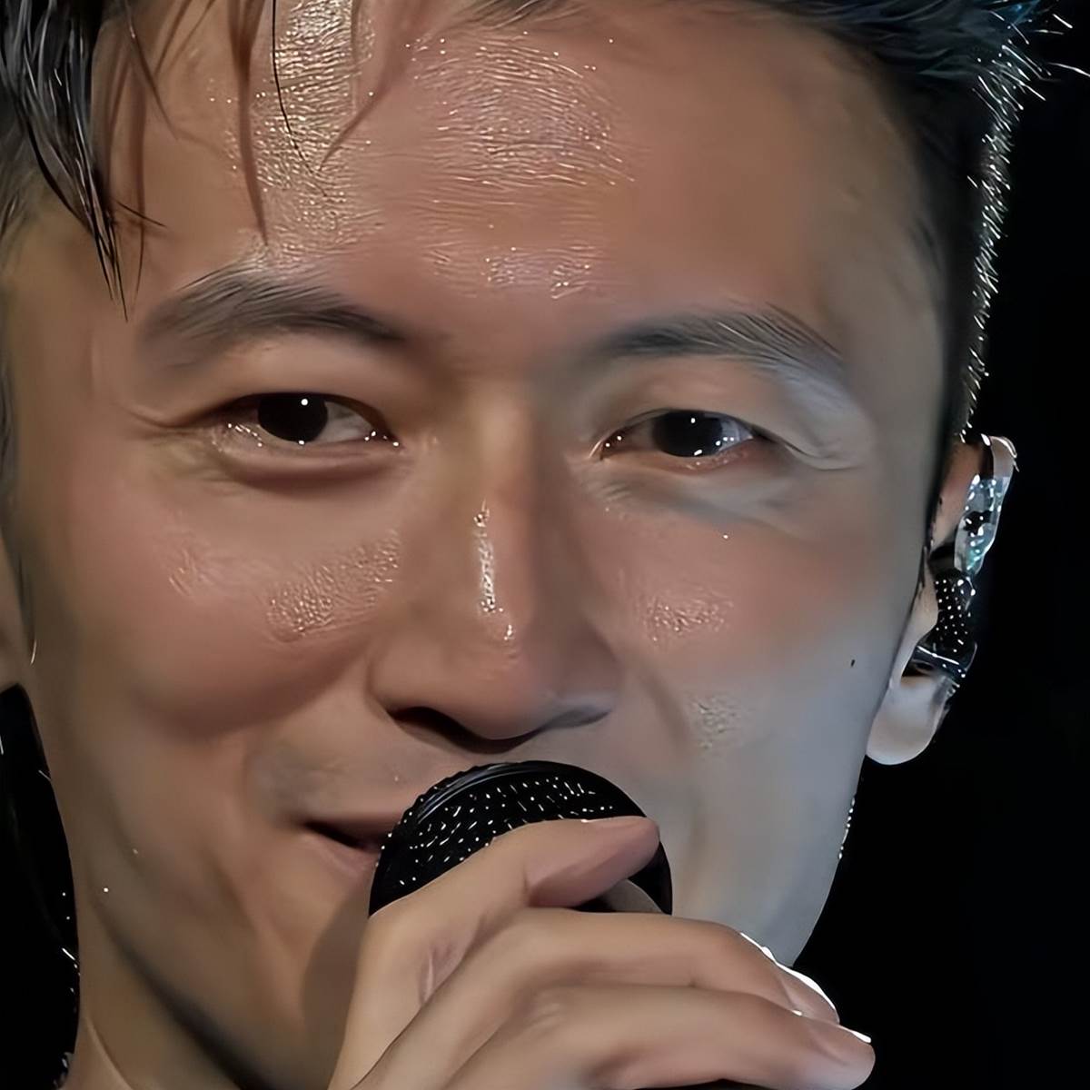 演唱會落淚、公開護妻的謝霆鋒,兒子的暖心舉動卻讓焦點完全轉向