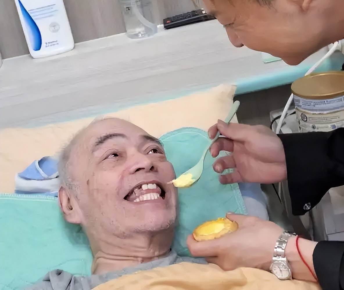 太過分!73歲樂壇天王失智入住養老院,經紀人探視驚見長期照護疑雲:每月12萬為何仍出狀況?