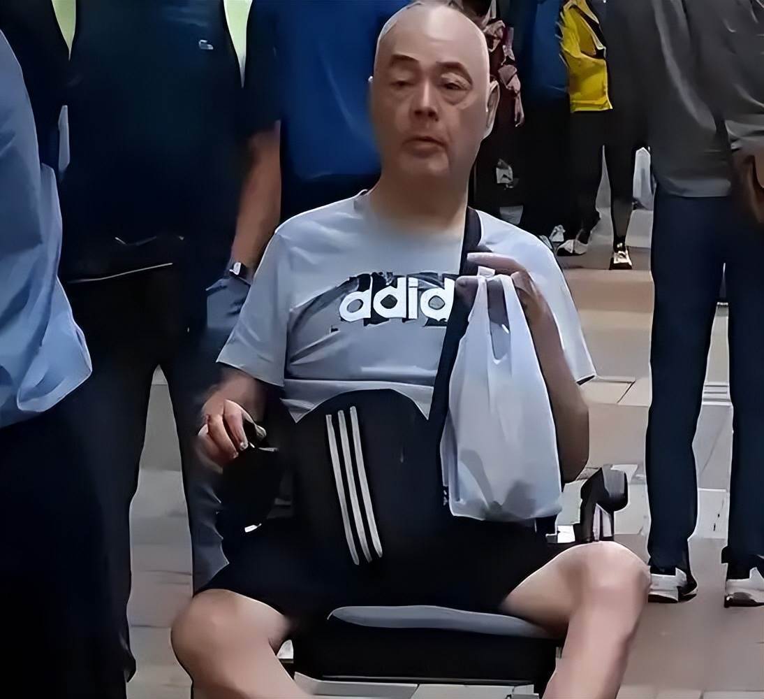 太過分!73歲樂壇天王失智入住養老院,經紀人探視驚見長期照護疑雲:每月12萬為何仍出狀況?